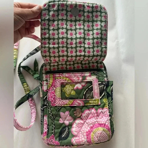 Vera Bradley Signature Printmini
Hipster Petal Paisley Retired Pattern - Picture 4 of 8